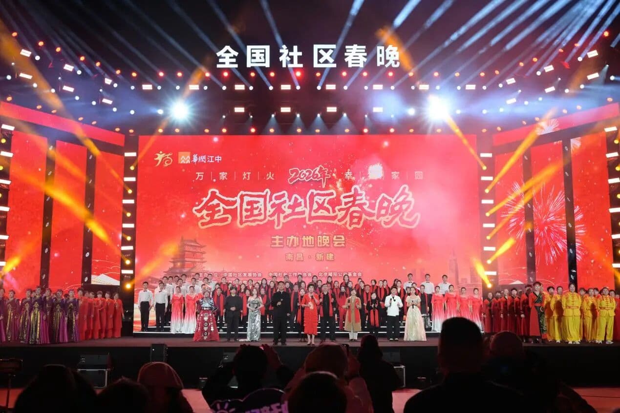 银龄居民围坐参与社区兴趣活动