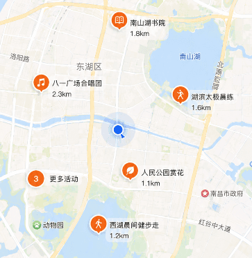 银发用户围坐参与兴趣活动