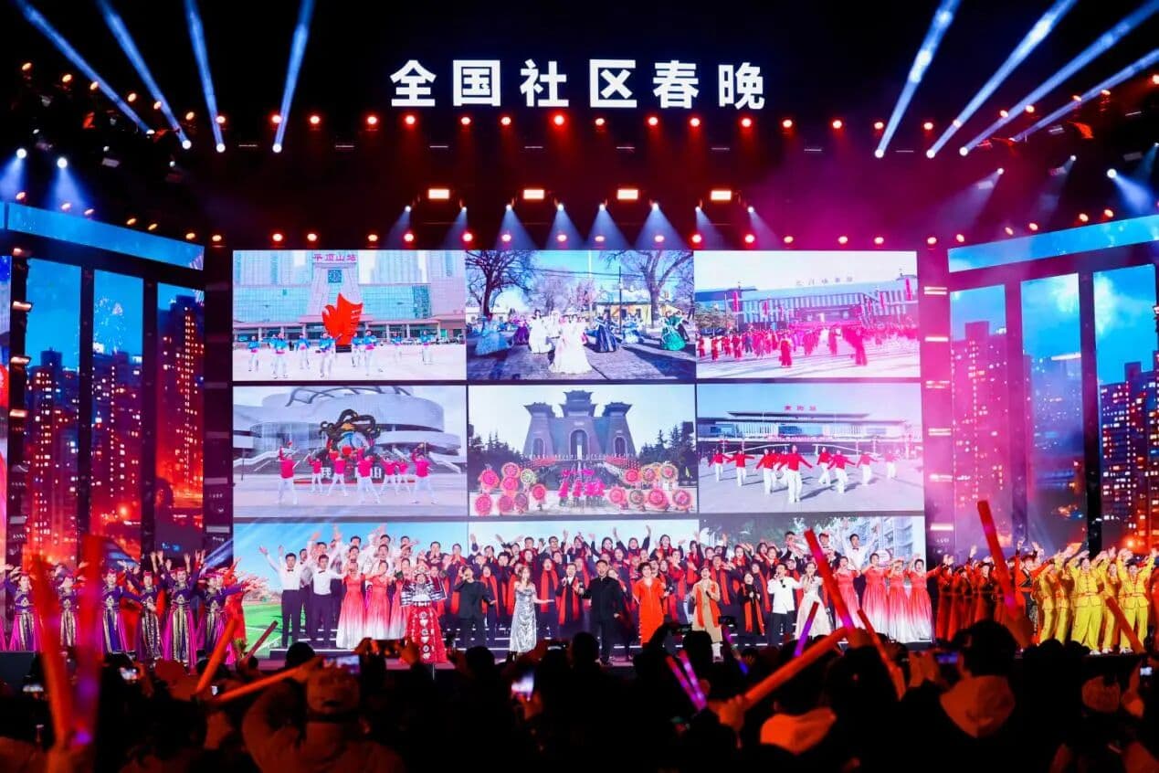 社区居民观看银龄文艺团队在社区广场演出