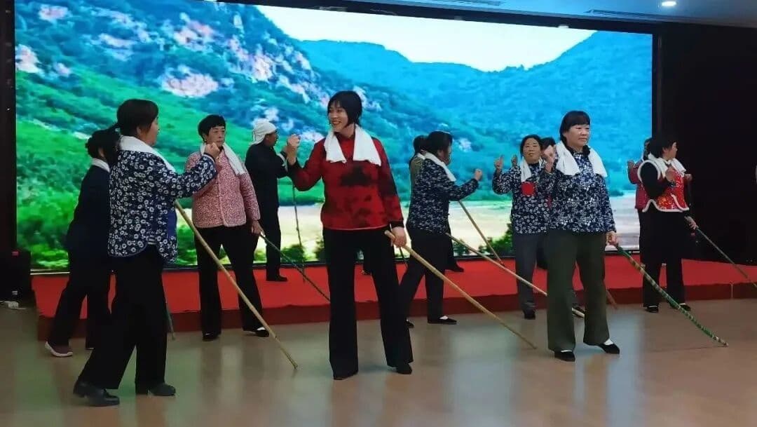 银龄伙伴参加社区合唱活动